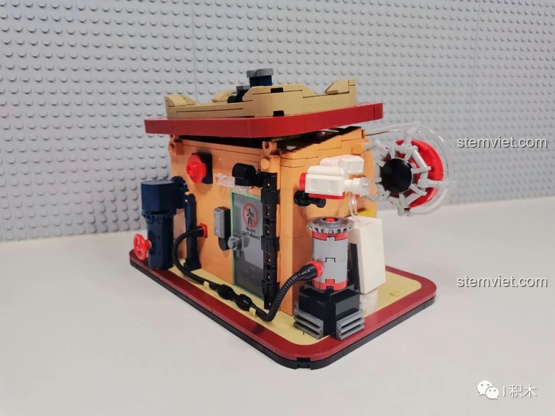 Mặt bên của mô hình hoàn chỉnh BrickCool KS001 Quán Cà Phê Góc Phố Cyberpunk, với các chi tiết trang trí.