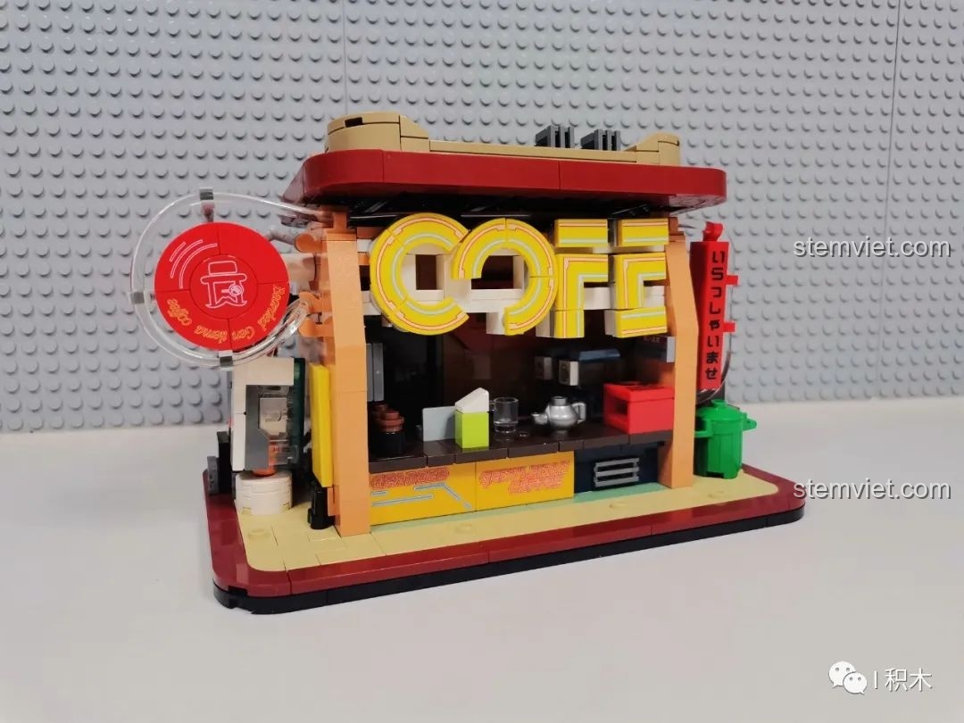 Góc nhìn khác của mặt sau mô hình hoàn chỉnh BrickCool KS001 Quán Cà Phê Cyberpunk.