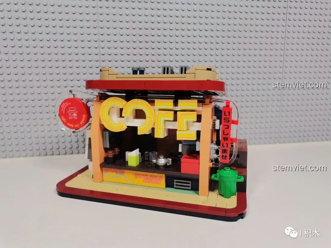 Mặt sau của mô hình hoàn chỉnh BrickCool KS001 Quán Cà Phê Góc Phố Cyberpunk, với các chi tiết ống dẫn.