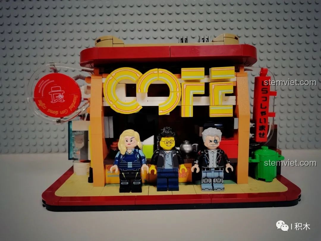 Góc nhìn cuối cùng của mô hình hoàn chỉnh BrickCool KS001 Quán Cà Phê Cyberpunk cùng ba minifigures.