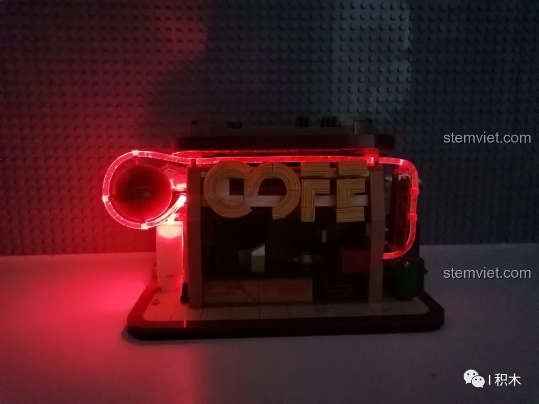 Góc nhìn cận cảnh hơn của mô hình hoàn chỉnh BrickCool KS001 Quán Cà Phê Cyberpunk cùng ba minifigures.