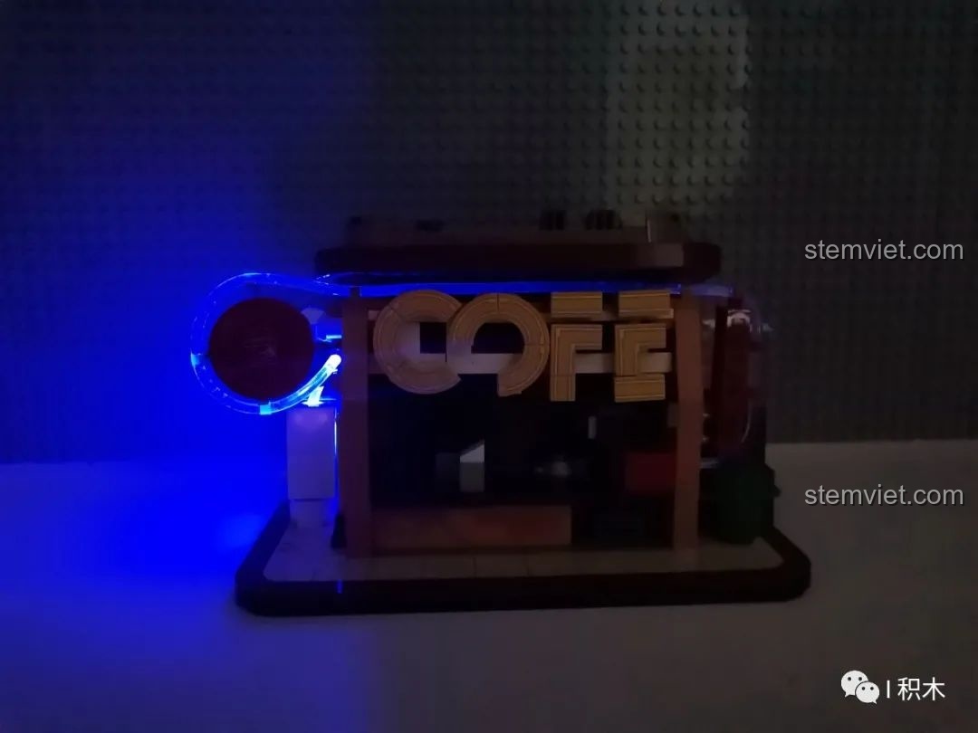 Góc nhìn khác của mô hình hoàn chỉnh BrickCool KS001 Quán Cà Phê Cyberpunk cùng ba minifigures.