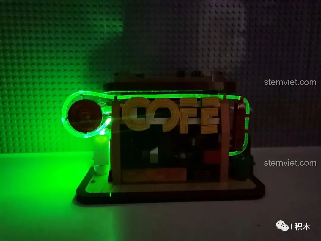 Mô hình hoàn chỉnh BrickCool KS001 Quán Cà Phê Cyberpunk cùng ba minifigures, tạo cảnh quan sống động.