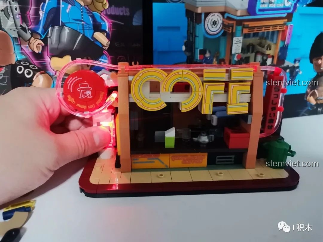 Mô hình hoàn chỉnh của bộ lắp ráp BrickCool KS001 Quán Cà Phê Góc Phố Cyberpunk, nhìn từ mặt trước.