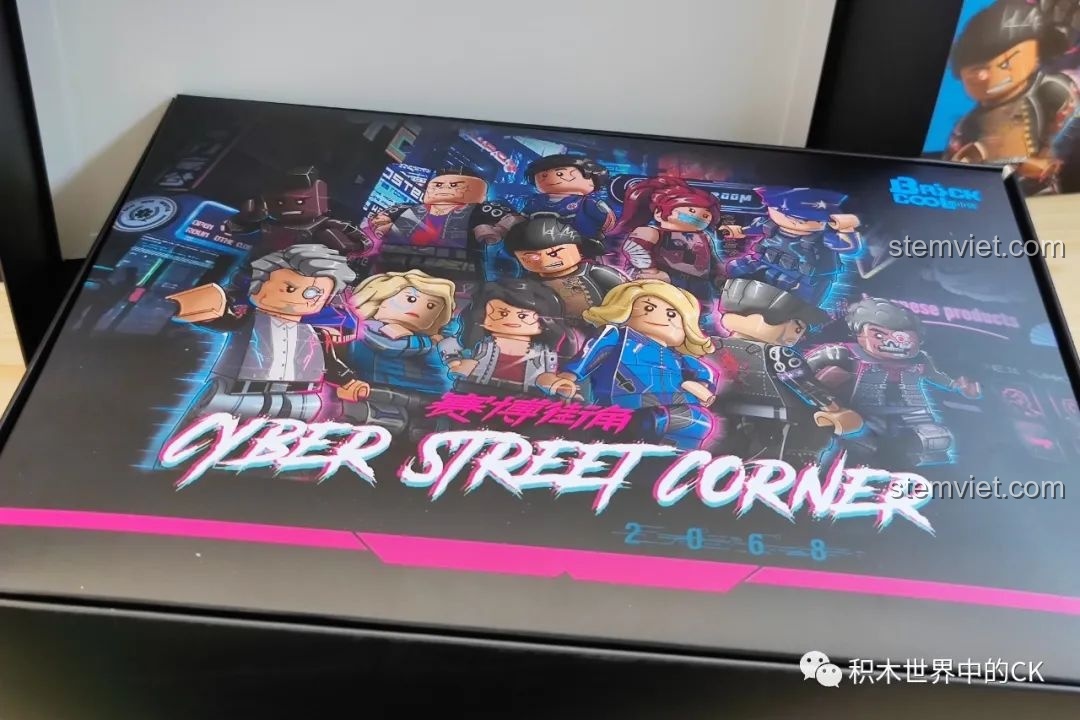 Bên trong hộp đồ chơi lắp ráp BrickCool KS002 Cửa hàng Sushi Cyberpunk, với hình ảnh minh họa các nhân vật phong cách cyberpunk.