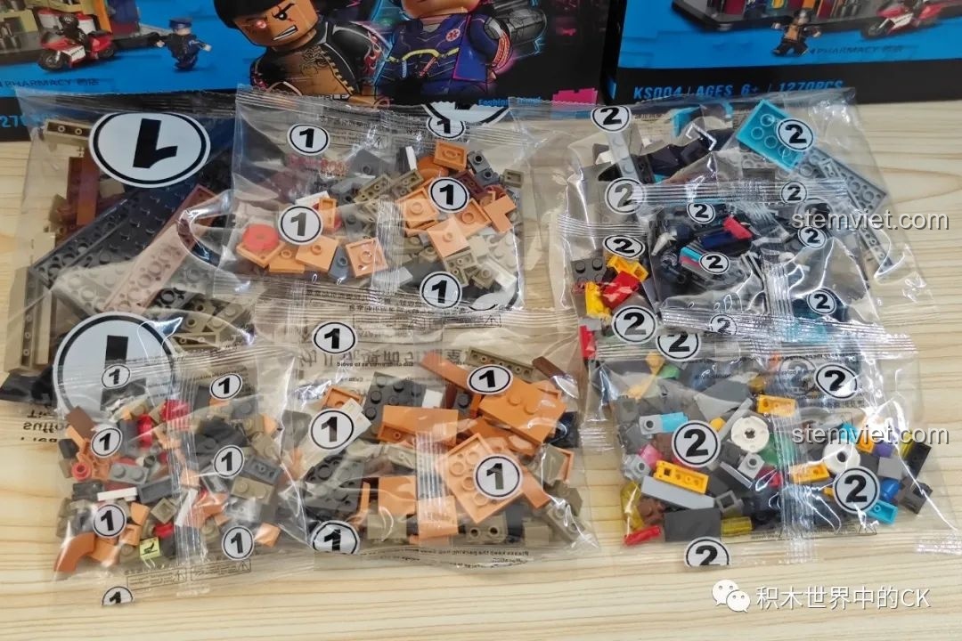 Các túi mảnh ghép được đánh số 1 và 2 của bộ lắp ráp BrickCool KS002 Cửa hàng Sushi Cyberpunk, sẵn sàng cho quá trình lắp.