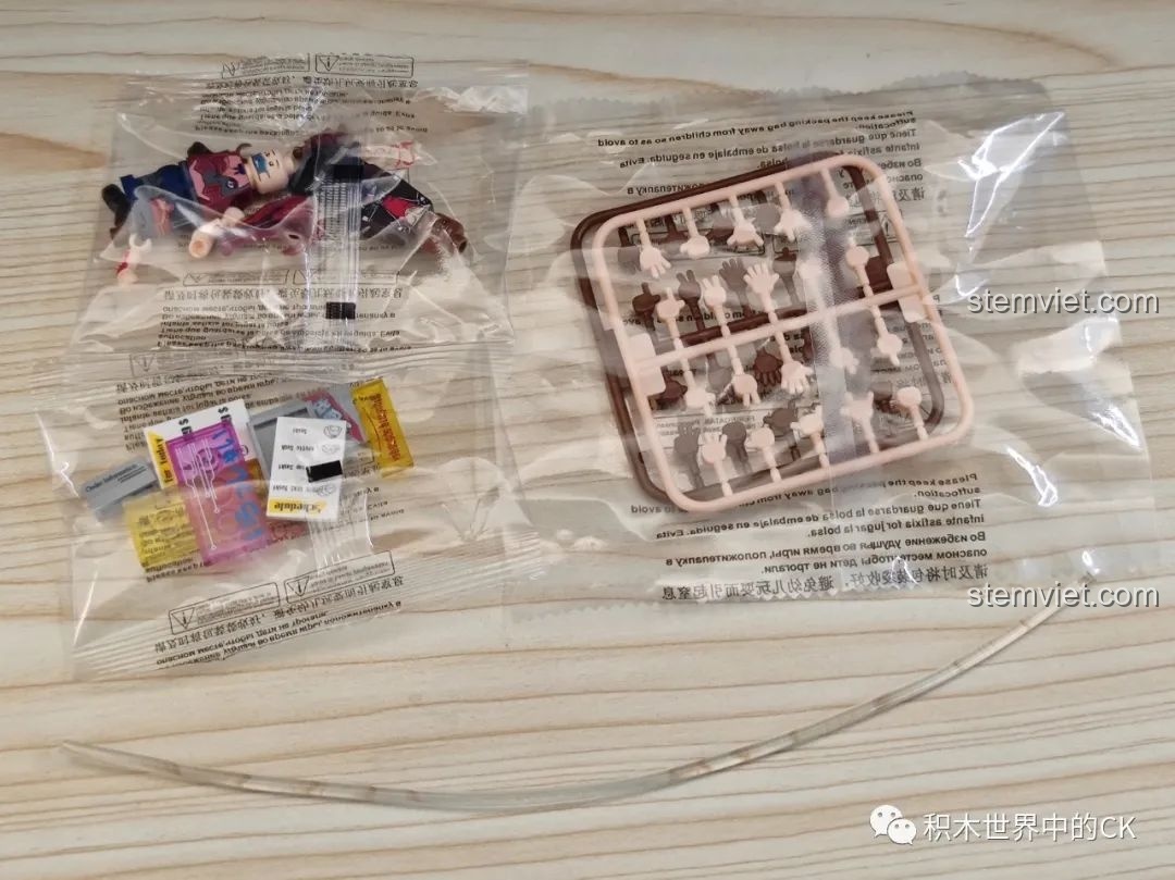 Túi chứa minifigures, các mảnh trong suốt và ống dẫn sáng đặc biệt của bộ BrickCool KS002 Cửa hàng Sushi Cyberpunk.