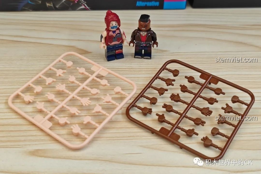 Hai minifigures phong cách cyberpunk và các vỉ tay dự phòng của bộ lắp ráp BrickCool KS002 Cửa hàng Sushi Cyberpunk.