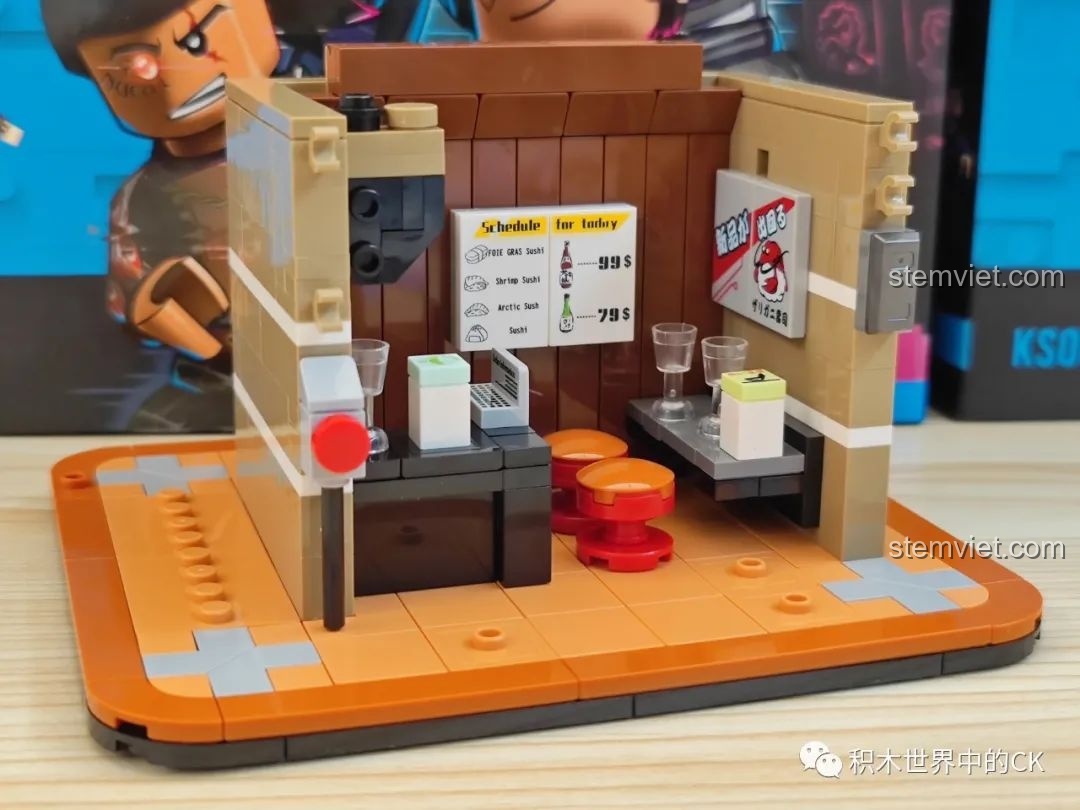 Giai đoạn đầu của quá trình lắp ráp mô hình Cửa hàng Sushi Cyberpunk BrickCool KS002, với phần nền và tường đang hình thành.