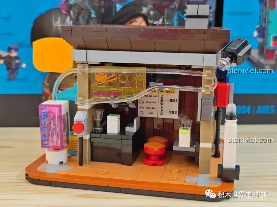 Mô hình Cửa hàng Sushi Cyberpunk BrickCool KS002 đang được lắp ráp, với các chi tiết nội thất và ống dẫn sáng.