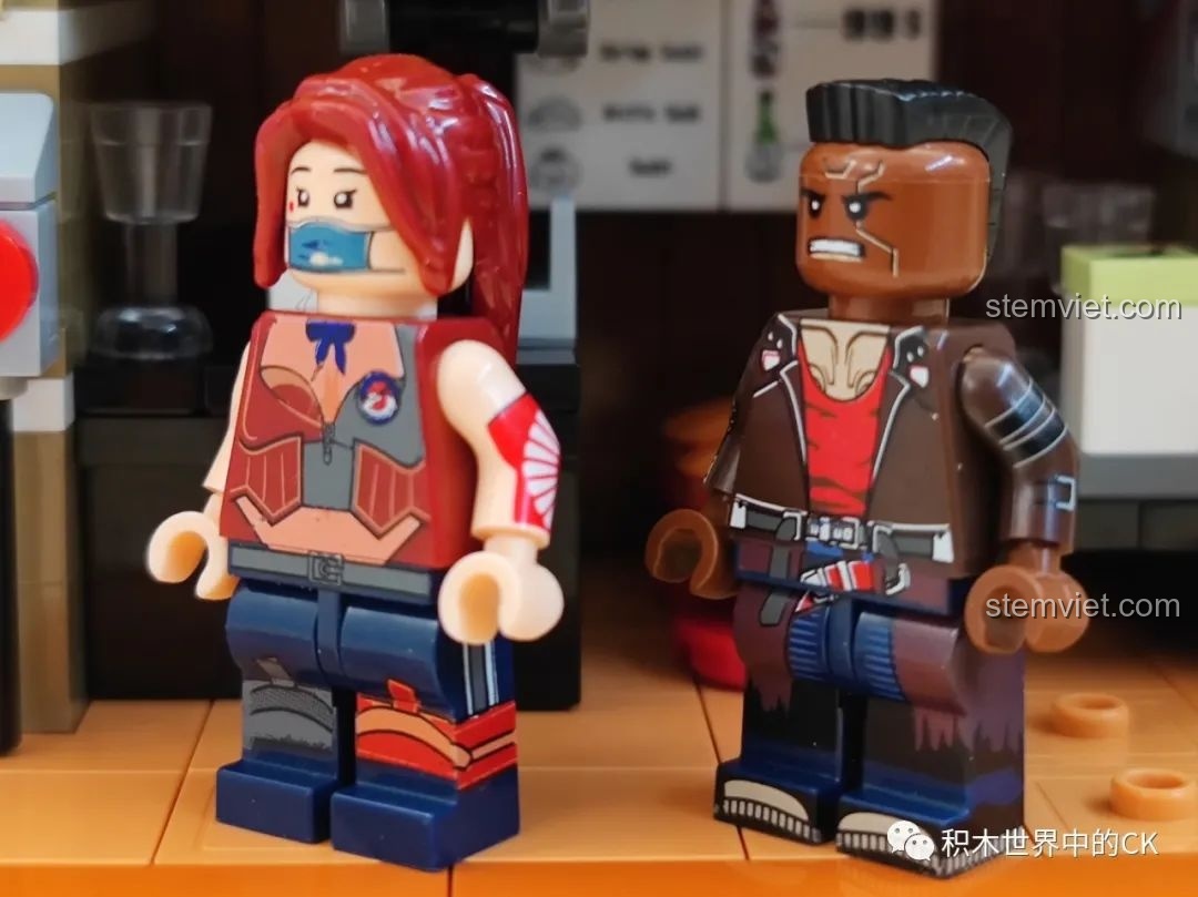 Cận cảnh hai minifigures từ bộ BrickCool KS002 Cửa hàng Sushi Cyberpunk, thể hiện chi tiết trang phục và biểu cảm.