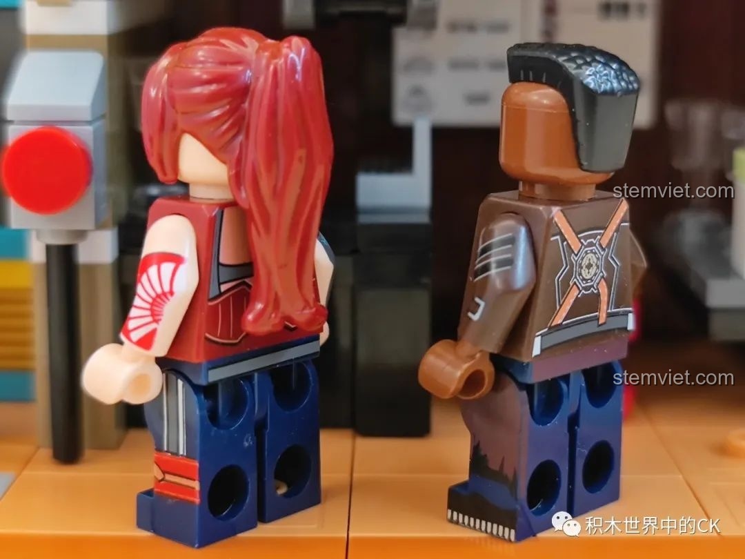 Góc nhìn từ phía sau của hai minifigures trong bộ BrickCool KS002 Cửa hàng Sushi Cyberpunk, khoe chi tiết lưng.