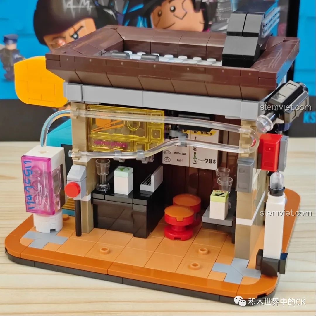 Mô hình Cửa hàng Sushi Cyberpunk BrickCool KS002 nhìn từ góc nghiêng, hiển thị cấu trúc và các chi tiết bên trong.