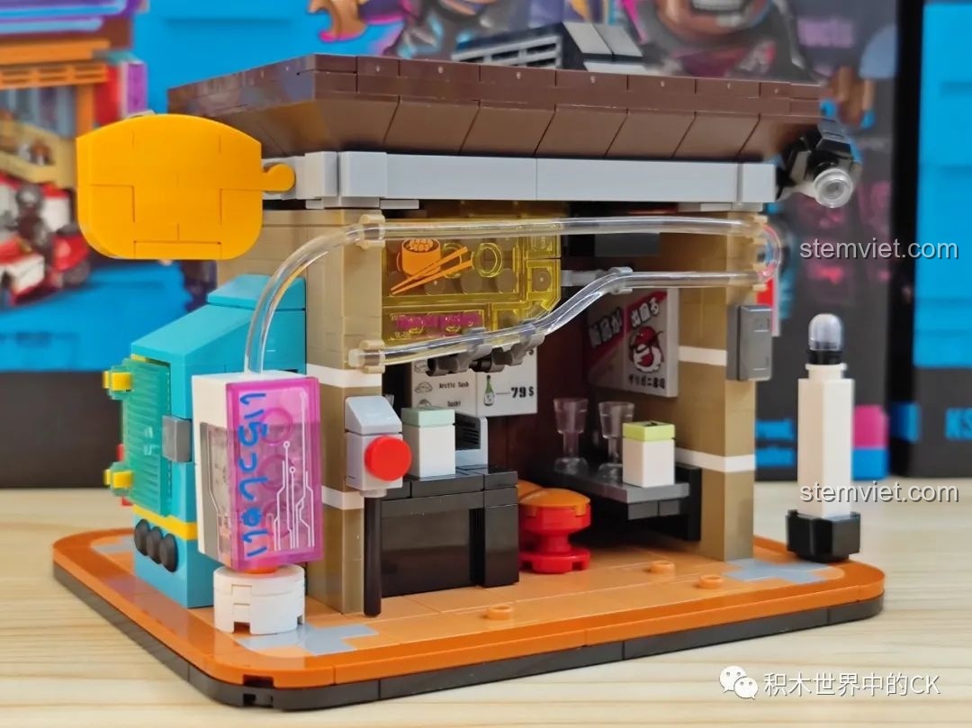 Cận cảnh biển hiệu đèn LED màu hồng với chữ Nhật trên mô hình Cửa hàng Sushi Cyberpunk BrickCool KS002.