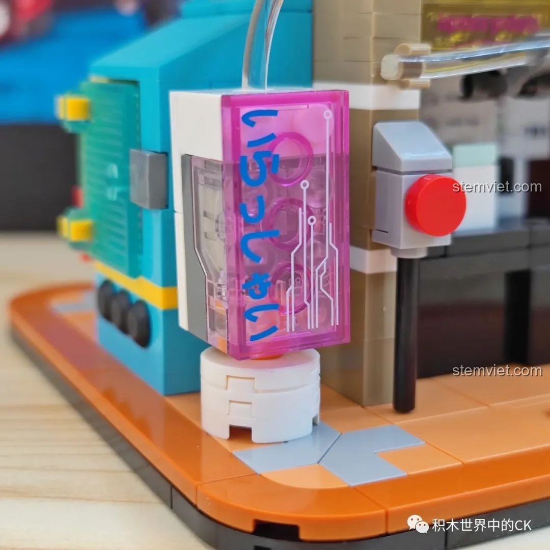 Cận cảnh máy bán hàng tự động màu xanh lam trên mô hình Cửa hàng Sushi Cyberpunk BrickCool KS002.