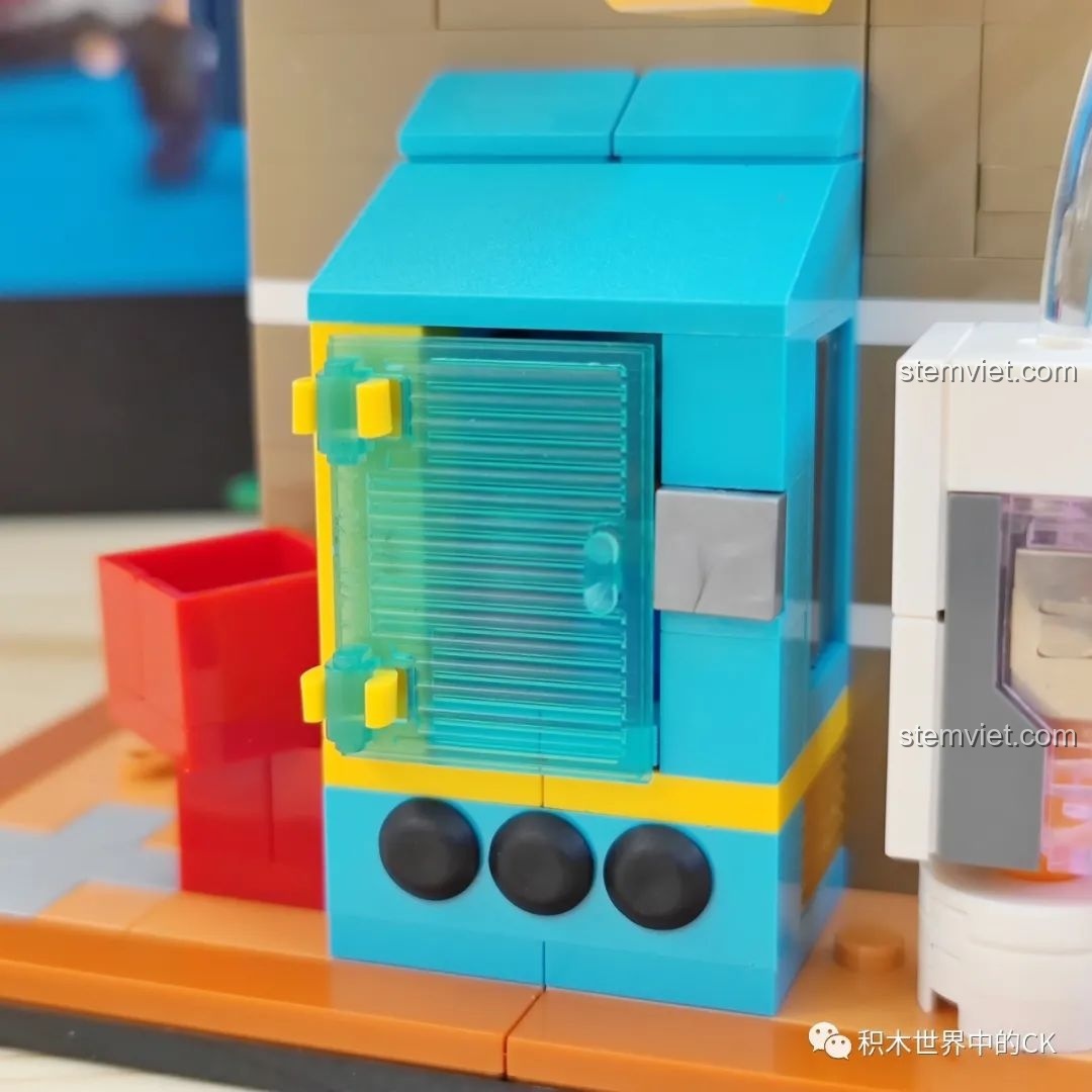 Bên trong máy bán hàng tự động trên mô hình Cửa hàng Sushi Cyberpunk BrickCool KS002, hiển thị các chai nước.