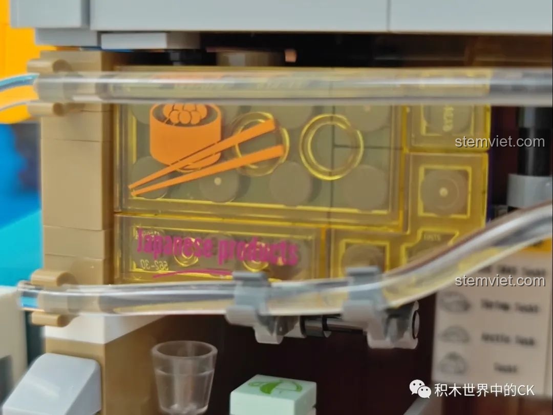 Cận cảnh quầy sushi và bảng menu trên mô hình Cửa hàng Sushi Cyberpunk BrickCool KS002, với các chi tiết đồ uống.