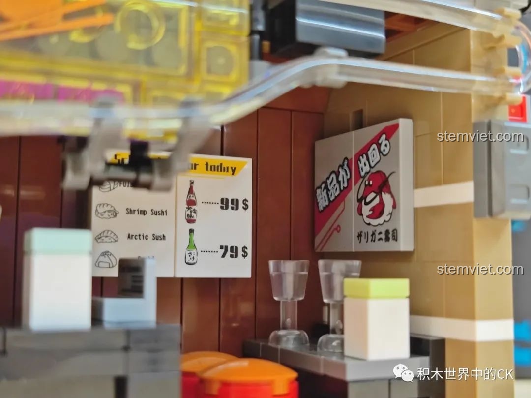 Cận cảnh thùng rác và các chi tiết ống dẫn ở mặt sau mô hình Cửa hàng Sushi Cyberpunk BrickCool KS002.