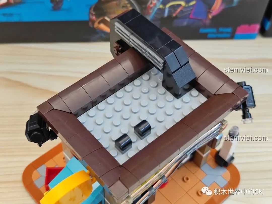 Mô hình Cửa hàng Sushi Cyberpunk BrickCool KS002 được kết hợp với một mô hình khác, tạo thành một góc phố Cyberpunk lớn hơn.