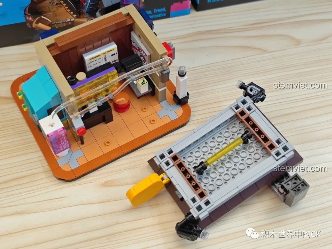 Mô hình Cửa hàng Sushi Cyberpunk BrickCool KS002 đã hoàn thiện và được chiếu sáng, tạo hiệu ứng ánh sáng rực rỡ.