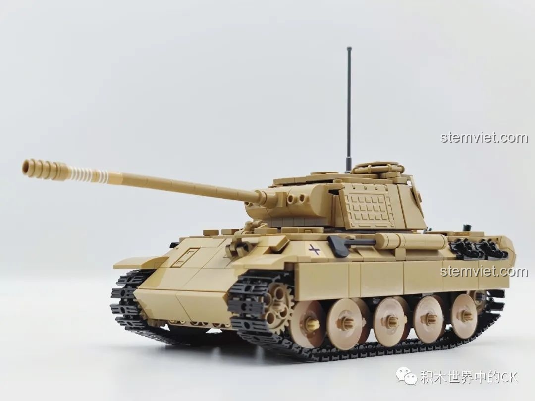 Review CaDA 61073 Xe tăng Panther V với sticker chữ thập đặc trưng được dán trên thân xe.