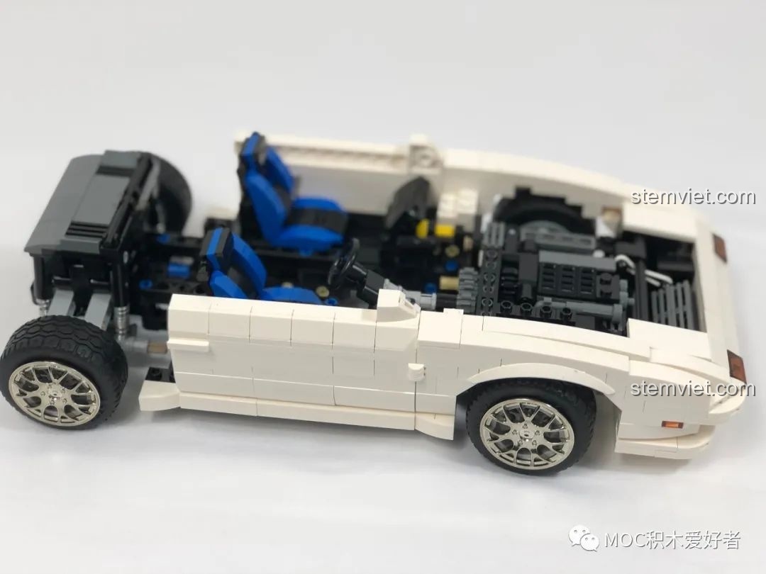 Bình nitơ màu xanh được đặt trong cốp sau của mô hình CaDA C61022 Mazda RX-7 FC3S, tái hiện chi tiết từ Initial D.