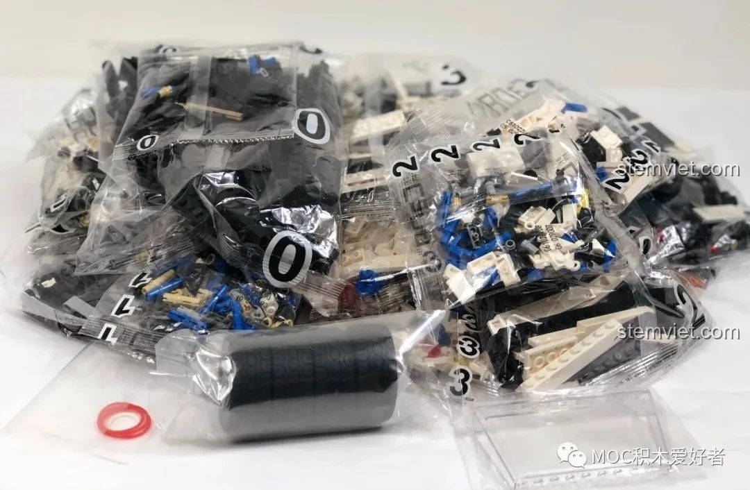 Các túi mảnh ghép được phân loại trong bộ đồ chơi lắp ráp CaDA C61022 Mazda RX-7 FC3S, sẵn sàng cho quá trình lắp ráp.