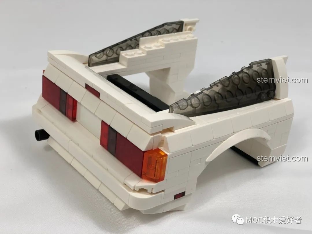 Cần số và phanh tay đang được lắp đặt vào khoang lái của mô hình CaDA C61022 Mazda RX-7 FC3S, hoàn thiện nội thất.