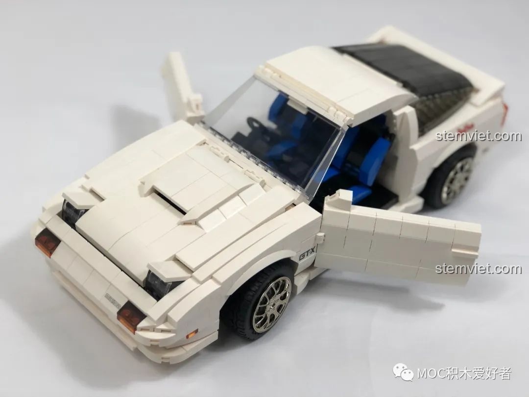 Cận cảnh chi tiết động cơ của mô hình CaDA C61022 Mazda RX-7 FC3S, được lắp ráp tỉ mỉ và chân thực.