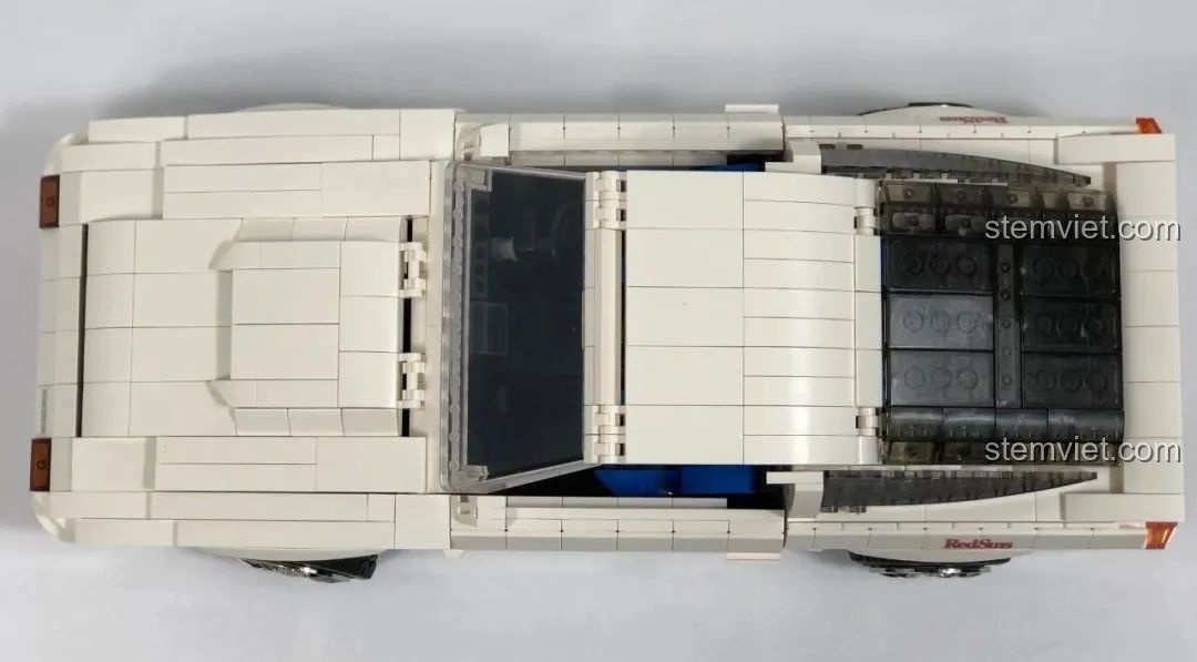 Mô hình CaDA C61022 Mazda RX-7 FC3S với cửa xe mở, hé lộ nội thất chi tiết bên trong, bao gồm ghế và vô lăng.