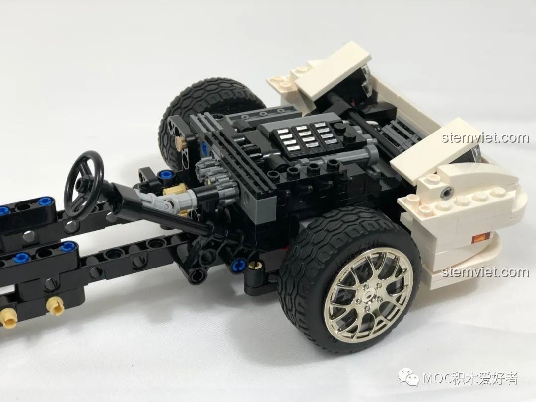 Cửa xe của mô hình CaDA C61022 Mazda RX-7 FC3S được gắn bản lề, cho phép mở ra đóng vào linh hoạt.