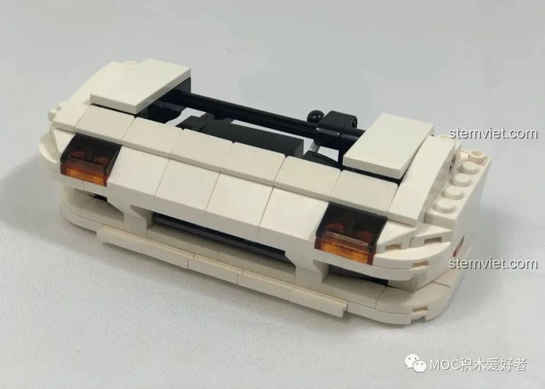 Cơ chế đèn pha pop-up có thể đóng mở thủ công trên mô hình CaDA C61022 Mazda RX-7 FC3S, một chi tiết độc đáo.