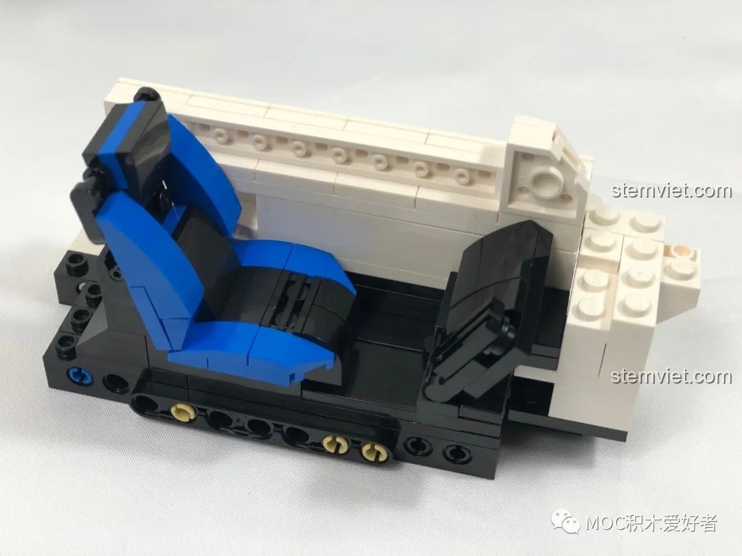 Ghế lái chính và cửa bên phải đang được lắp đặt vào mô hình CaDA C61022 Mazda RX-7 FC3S, hoàn thiện nội thất.