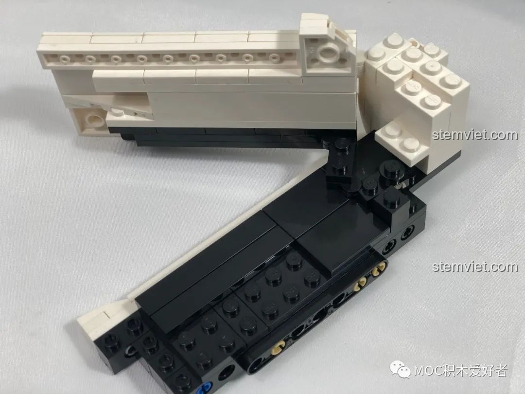 Ghế phụ và cửa xe được thiết kế liền khối, đang được gắn vào khung gầm của bộ lắp ráp CaDA C61022 Mazda RX-7 FC3S.