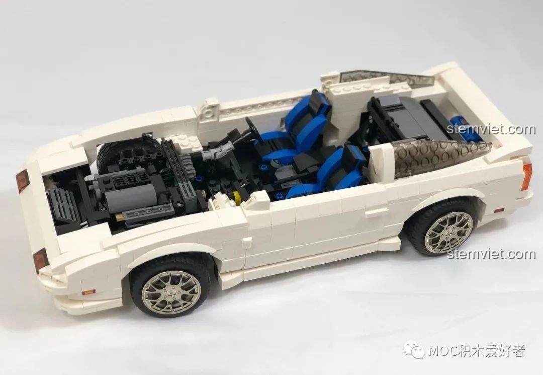 Hàng ghế sau liền khối được lắp đặt vào mô hình CaDA C61022 Mazda RX-7 FC3S, hoàn thiện khoang hành khách.