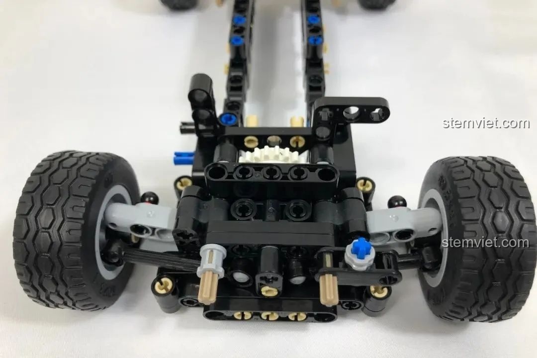 Chi tiết hệ thống lái bánh trước của bộ lắp ráp CaDA C61022 Mazda RX-7 FC3S, sử dụng cơ chế thanh kéo độc đáo.