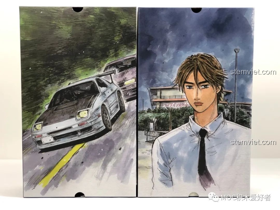 Hai hộp nhỏ bên trong bộ lắp ráp CaDA C61022 Mazda RX-7 FC3S, in hình Takahashi Ryosuke và cảnh đua xe Initial D.