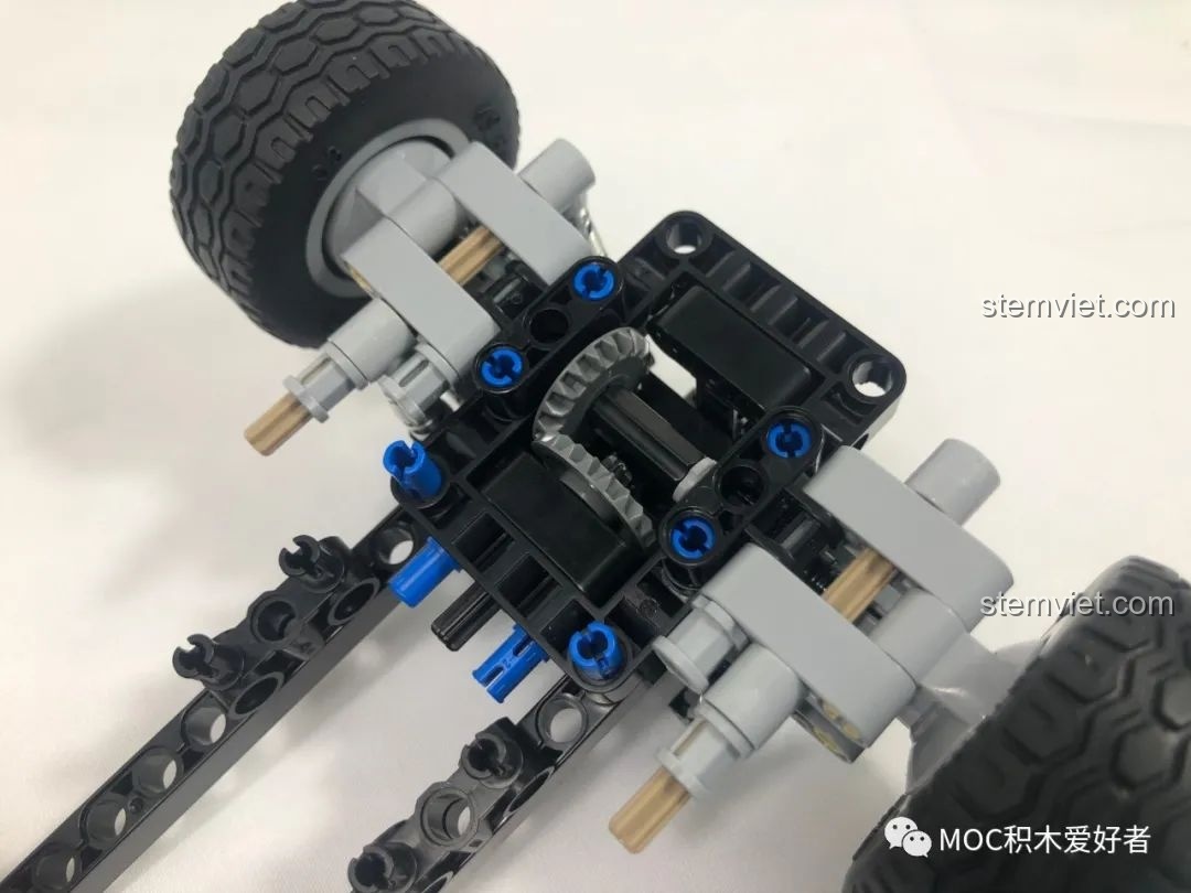 Góc nhìn từ phía sau của khung gầm CaDA C61022 Mazda RX-7 FC3S, cho thấy sự chênh lệch chiều cao giữa đầu và đuôi xe.