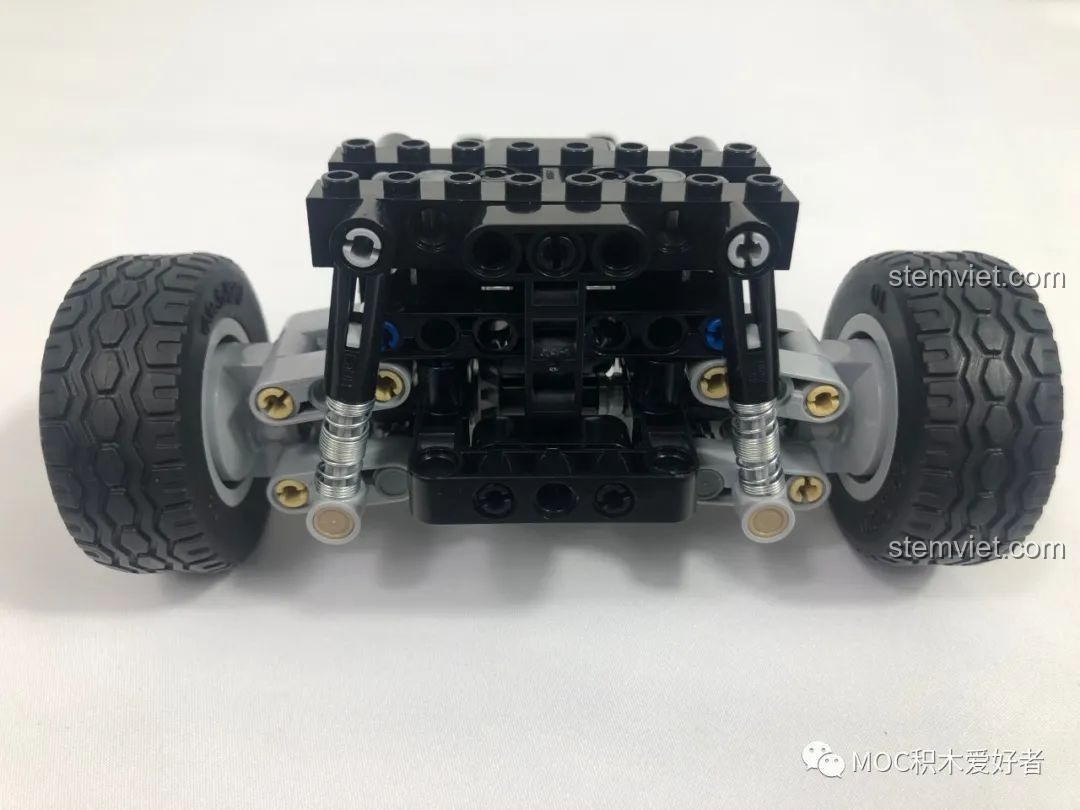 Khung gầm phía sau của bộ lắp ráp CaDA C61022 Mazda RX-7 FC3S, với bốn lò xo giảm xóc được lắp đặt.