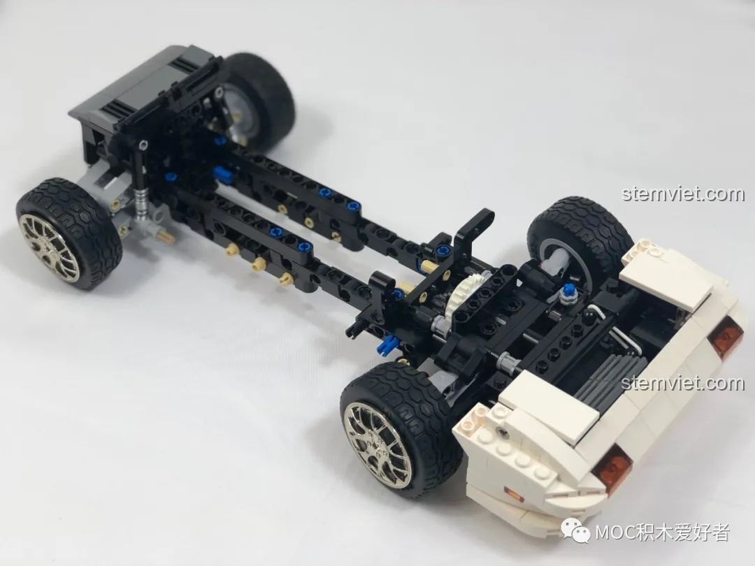 Động cơ và vô lăng đang được lắp đặt vào mô hình CaDA C61022 Mazda RX-7 FC3S, với cơ chế liên kết lái.