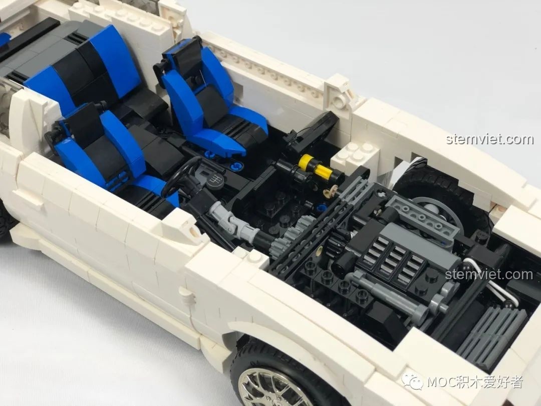 Mui xe, kính chắn gió và nắp capo đang được lắp đặt vào mô hình CaDA C61022 Mazda RX-7 FC3S, hoàn thiện phần thân xe.