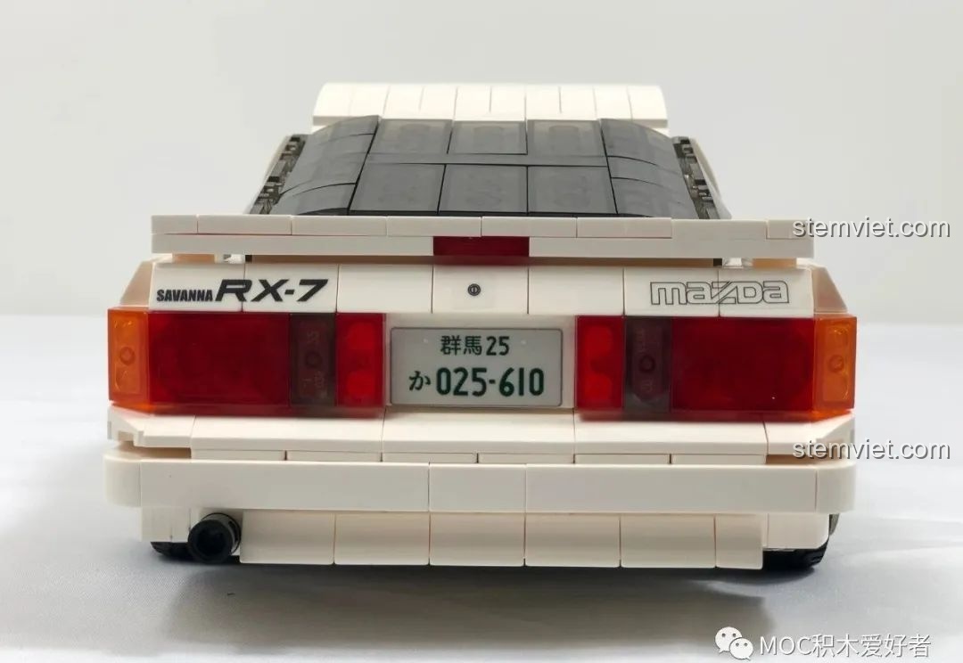 Mặt trước của mô hình CaDA C61022 Mazda RX-7 FC3S với đèn pha đóng, logo Mazda và lưới tản nhiệt chi tiết.