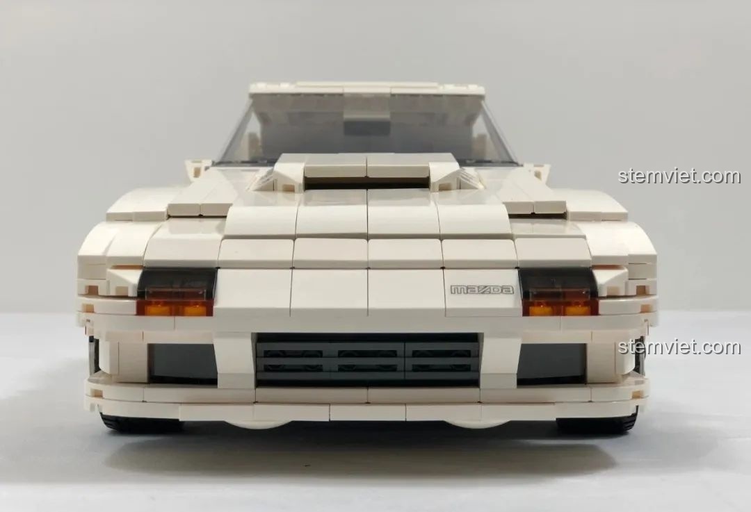 Mô hình CaDA C61022 Mazda RX-7 FC3S với nắp capo và cốp sau mở, hiển thị động cơ và khoang chứa đồ.