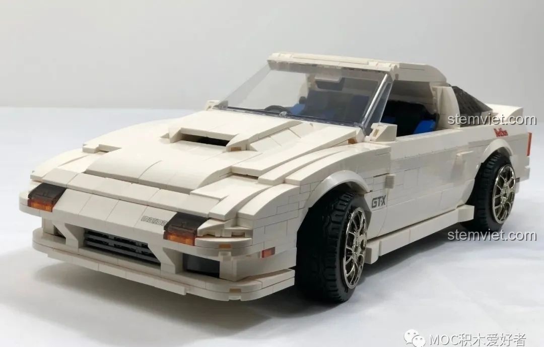 Mô hình CaDA C61022 Mazda RX-7 FC3S với tất cả các bộ phận mở, thể hiện sự chi tiết và chức năng của mô hình.