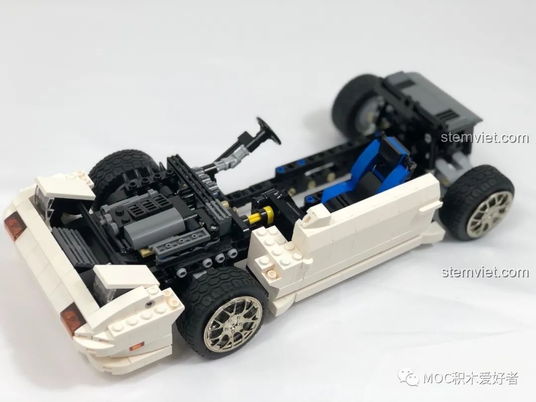 Tổng thể nội thất và khung xe của bộ lắp ráp CaDA C61022 Mazda RX-7 FC3S đang dần hoàn thiện, với ghế và vô lăng.