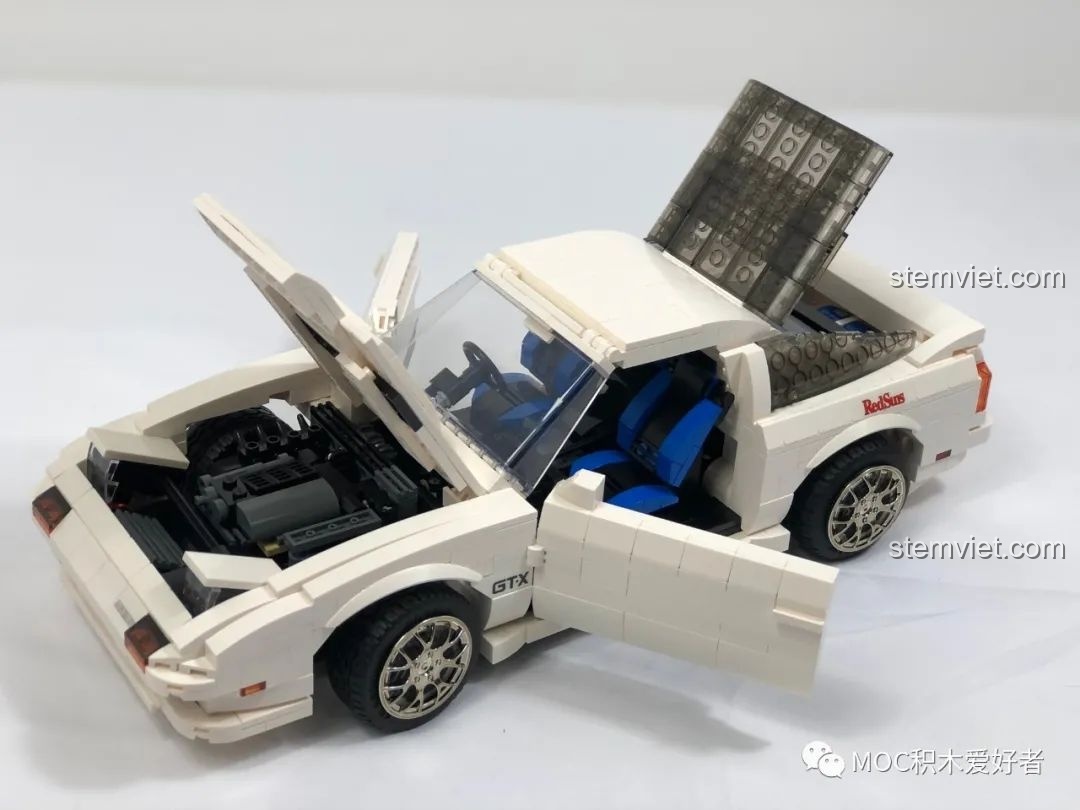 Mô hình CaDA C61022 Mazda RX-7 FC3S ở phiên bản Project D, với nắp capo đen và cánh gió lớn, trông mạnh mẽ hơn.