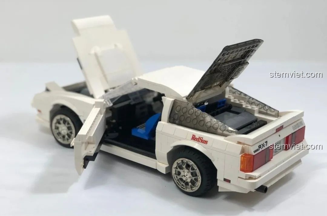 Góc nhìn từ trên xuống của mô hình CaDA C61022 Mazda RX-7 FC3S phiên bản Project D, hiển thị sự thay đổi ngoại hình.