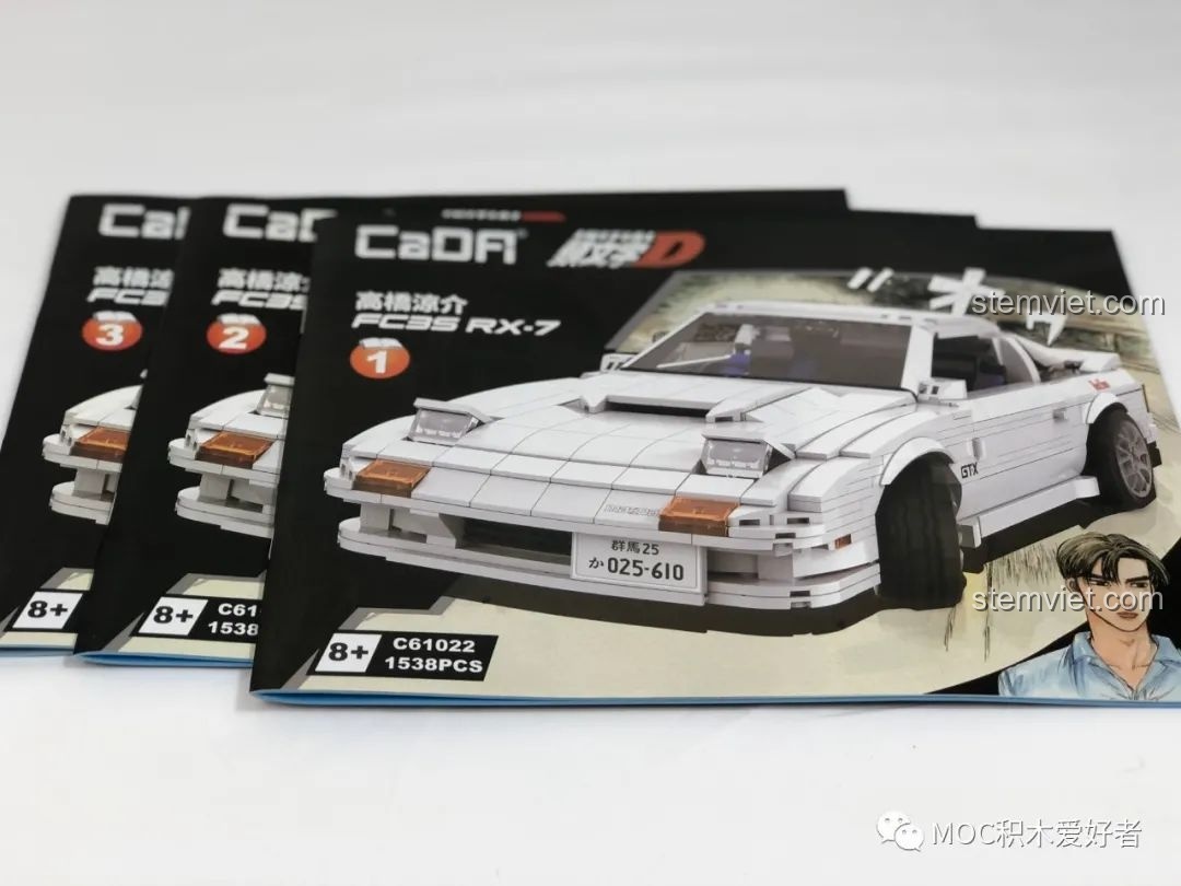 Ba cuốn sách hướng dẫn lắp ráp chi tiết cho bộ CaDA C61022 Mazda RX-7 FC3S, giúp người chơi dễ dàng theo dõi.