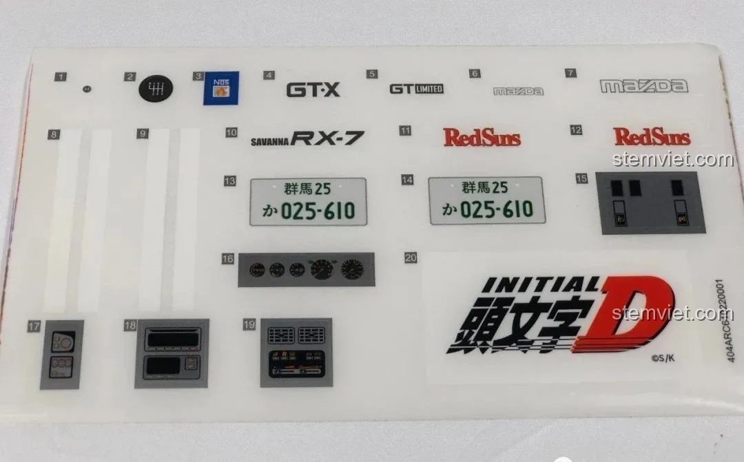 Tấm sticker trong suốt với các chi tiết như biển số, logo Initial D và các biểu tượng xe cho bộ CaDA C61022 Mazda RX-7 FC3S.