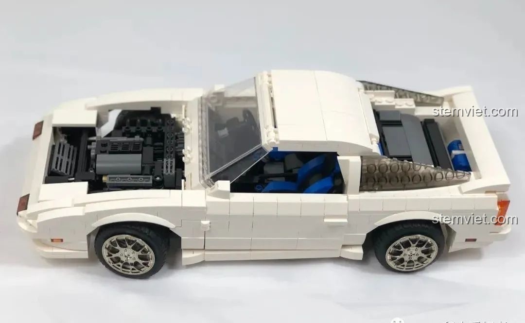 Mô hình CaDA C61022 Mazda RX-7 FC3S đã hoàn thiện phần thân xe, sẵn sàng để dán sticker và trưng bày.